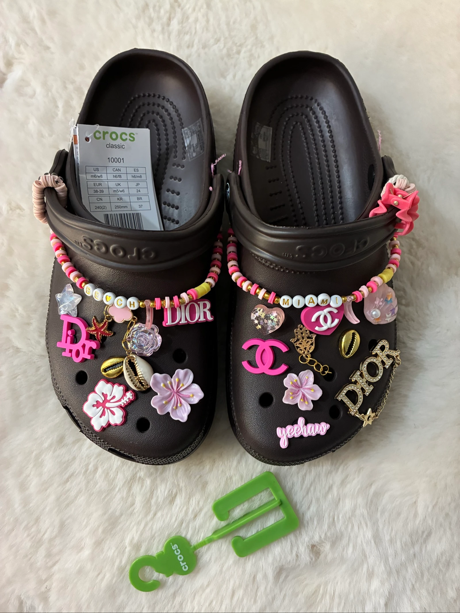 Crocs marrom vendido com as decorações – photo 2